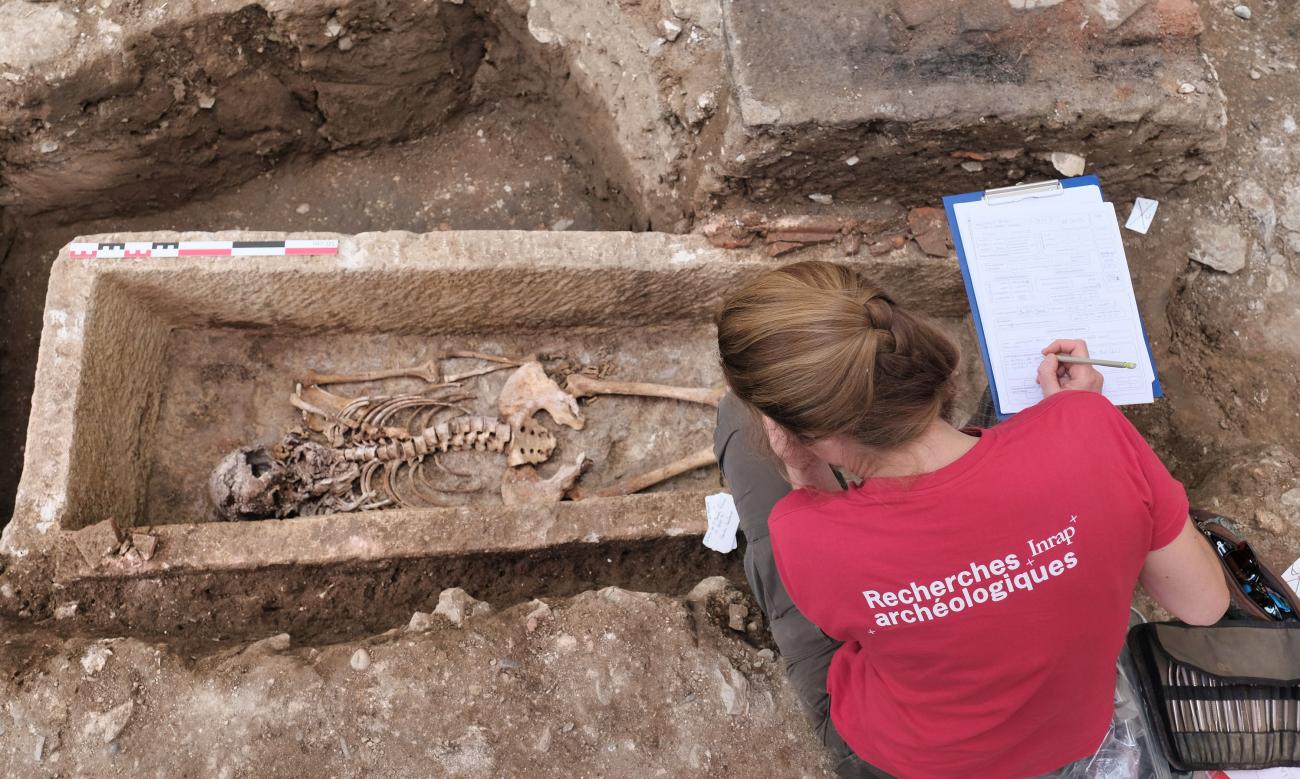 Excavation of a sarcophagus burial / Photo: Pascal Druelle (Inrap).