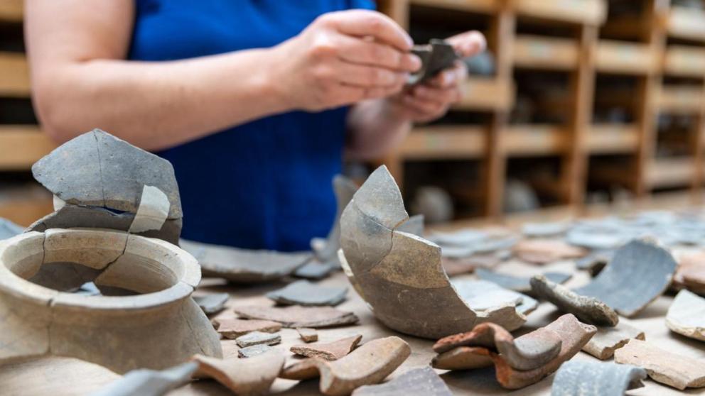 Medieval ceramics under study / Photo: Elea Ropiot (Aix-Marseille Université).