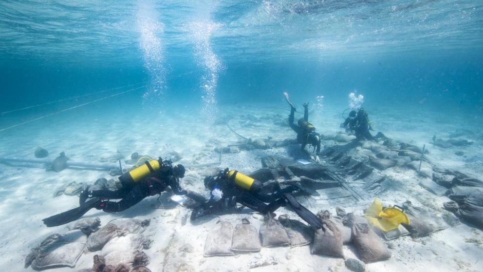 Student divers from the Master of Maritime and Coastal Archaeology on the Paragan wreck in Bonifacio (Corsica) / Photo: Lionel Roux (CNRS - Centre Camille Jullian).