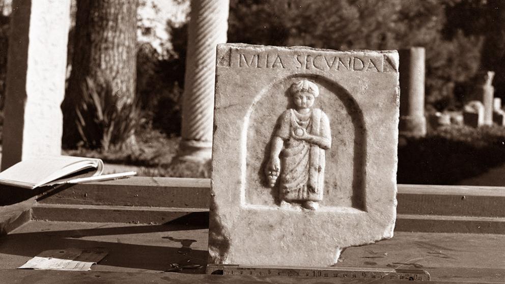 Roman stele at Cherchell (Algeria) / Photo: Philippe Leveau (Aix-Marseille Université, Centre Camille Jullian).