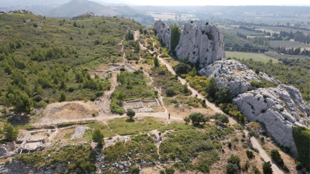 Oppidum des Caisses de Jean-Jean à Mouriès - Vue d'ensemble du site / Cliché : Patrick Magdinier (Groupe archéologique de Mouriès).