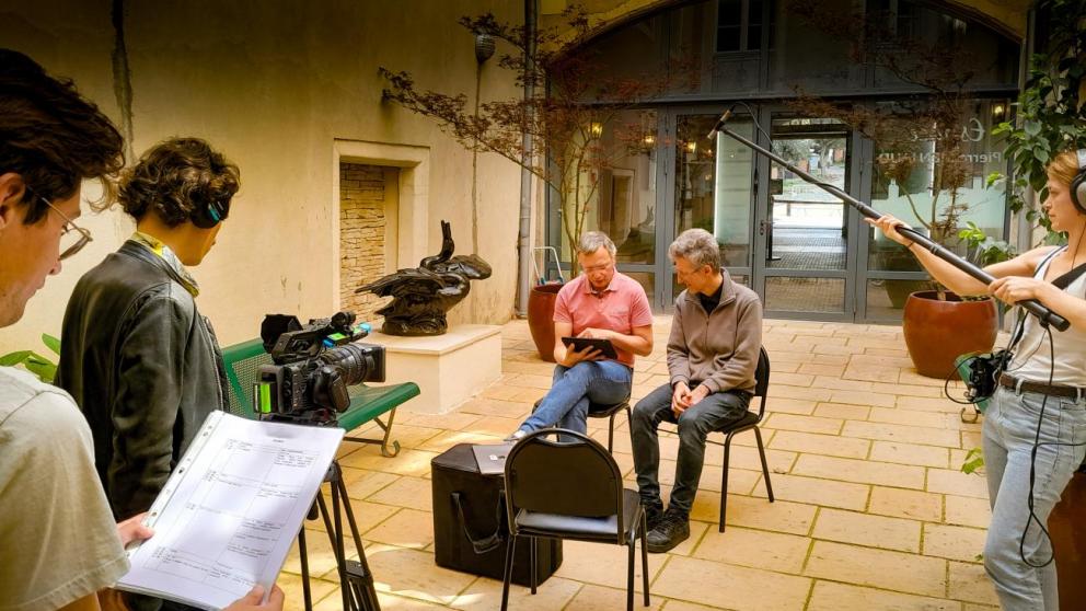Projet IsMed - Tournage à Bagnols-sur-Cèze dans le cadre du projet-école L'autre Cité Radieuse (2024) / Cliché : Loic Larrouzé (AMU).