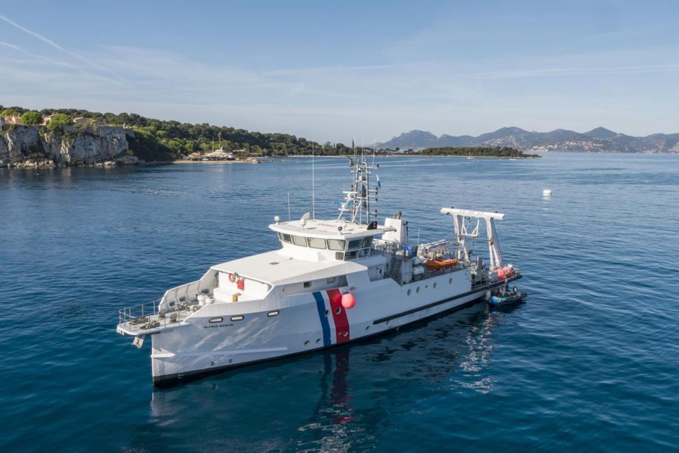 L'Alfred Merlin, navire d'exploration du Département des recherches archéologiques subaquatiques et sous-marines du Ministère de la Culture, en opération aux abords de l'île Sainte-Marguerite (archipel de Lérins, Cannes) / Cliché : Philippe Soubias (CNRS - Aix-Marseille Université - Centre Camille Jullian).