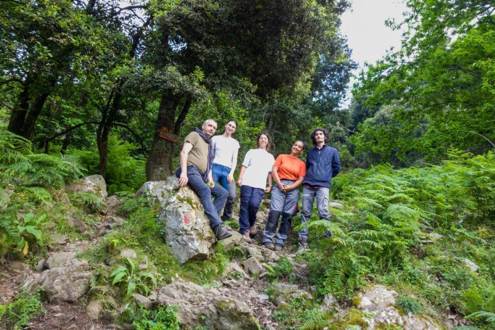 Puits à neige (nivera) de Cervione (Haute-Corse) - L'équipe de fouille de la campagne 2024 (de droite à gauche : François Bartolomei, Eva Albaladejo, Marie Bossard-Chastel-Thievent, Amélie Russo) avec Gilles Léoni (à gauche), berger de Cervione et président de l’Associu a Madonna di a Scupiccia / Cliché : François Bartolomei (Aix-Marseille Université - Laboratoire d'archéologie médiévale et moderne en Méditerranée).