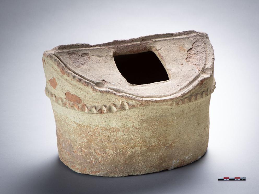 Thaenae (Sfax, Tunisie) : urne funéraire conservée au musée archéologique de Sfax / Loïc Damelet (CNRS - Centre Camille Jullian).