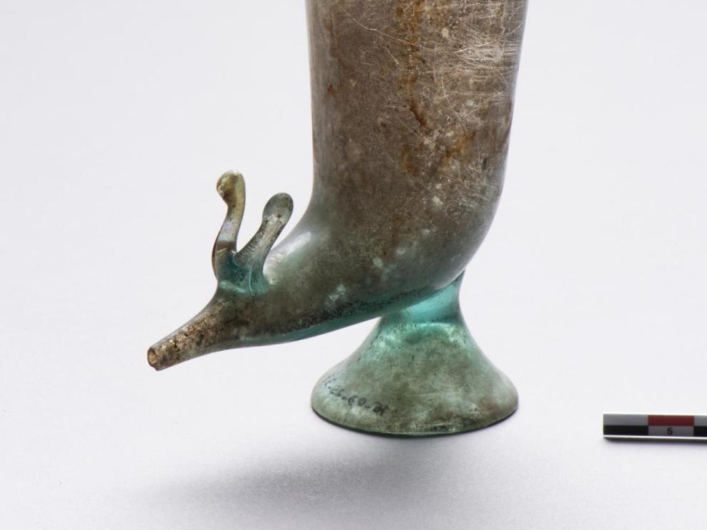 Thaenae (Sfax, Tunisie) : rython en verre déposé dans une tombe et conservé au musée archéologique de Sfax / Loïc Damelet (CNRS - Centre Camille Jullian).