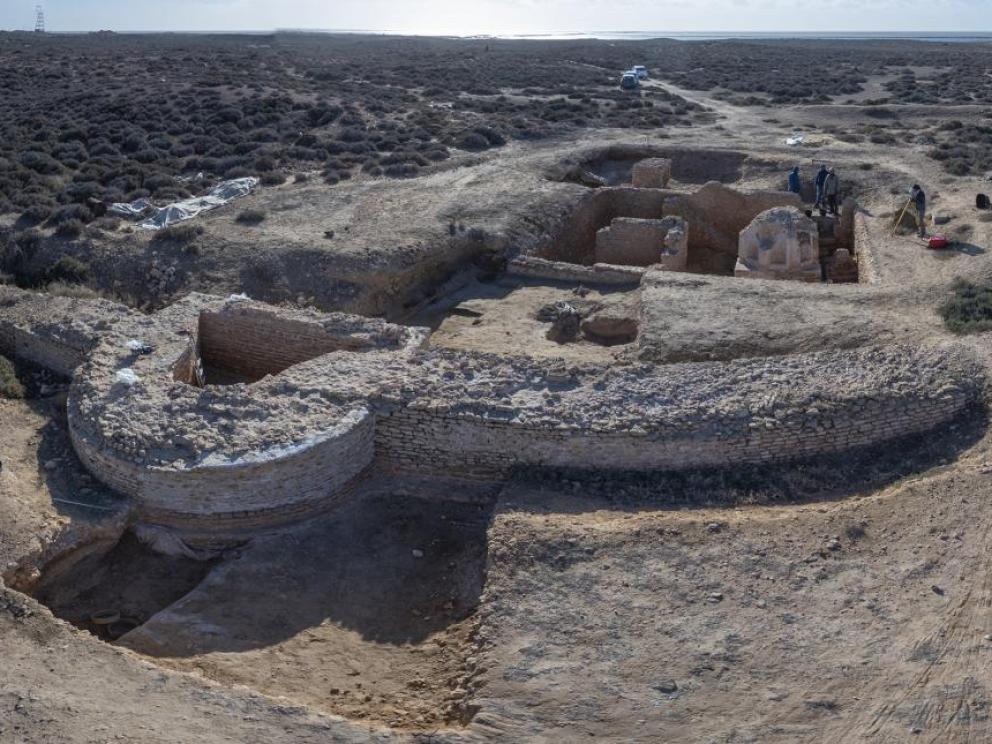 Thaenae (Sfax, Tunisie) : fouille dans le secteur de la porte de Tacape (rempart, enclos funéraire et niveaux d’occupation) / Loïc Damelet (CNRS - Centre Camille Jullian).