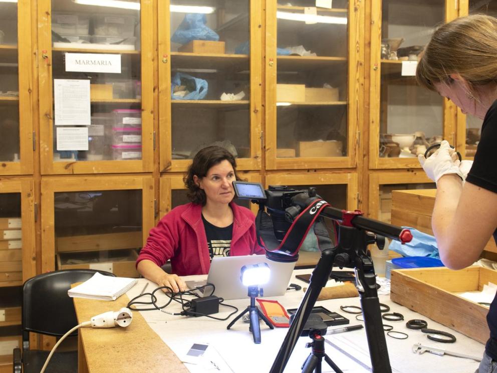 Delphes - Travail dans la réserve des bronzes / Cliché : Loïc Damelet (CNRS - Centre Camille Jullian).
