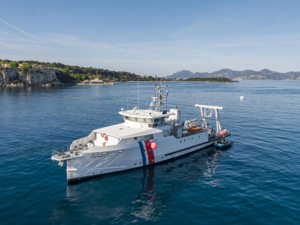 L'Alfred Merlin, navire d'exploration du Département des recherches archéologiques subaquatiques et sous-marines du Ministère de la Culture, en opération aux abords de l'île Sainte-Marguerite (archipel de Lérins, Cannes) / Cliché : Philippe Soubias (CNRS - Aix-Marseille Université - Centre Camille Jullian).