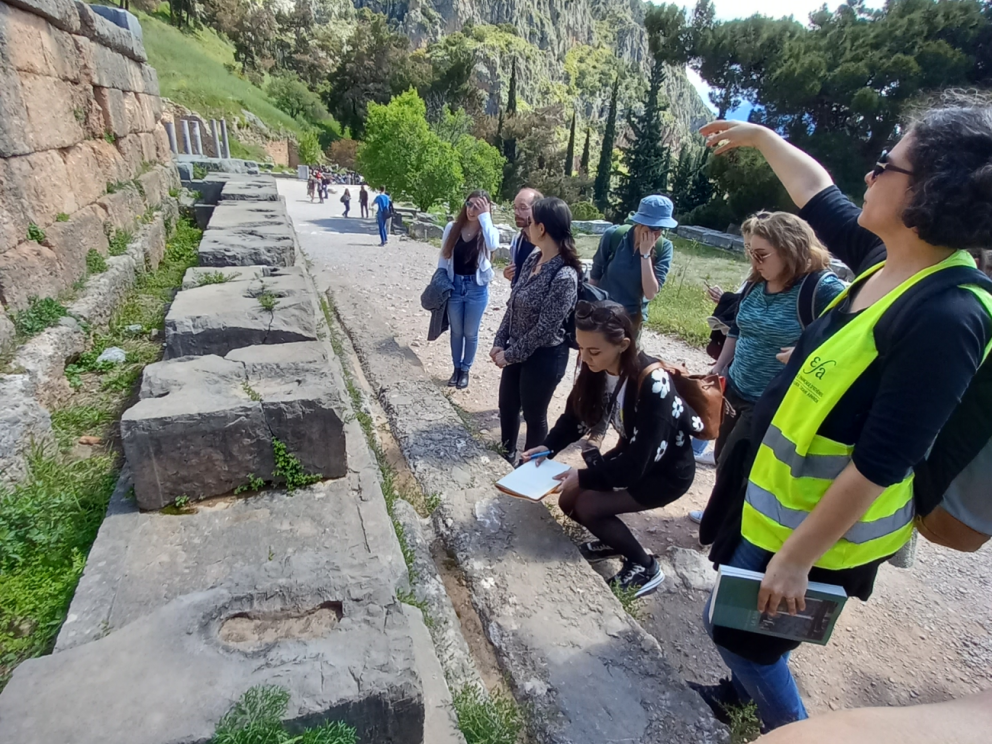 Delphes - Étude de la base des Arcadiens dans le sanctuaire d’Apollon (séminaire de formation doctorale, avril 2023) / Cliché : Hélène Aurigny (Aix-Marseille Université - Centre Camille Jullian).