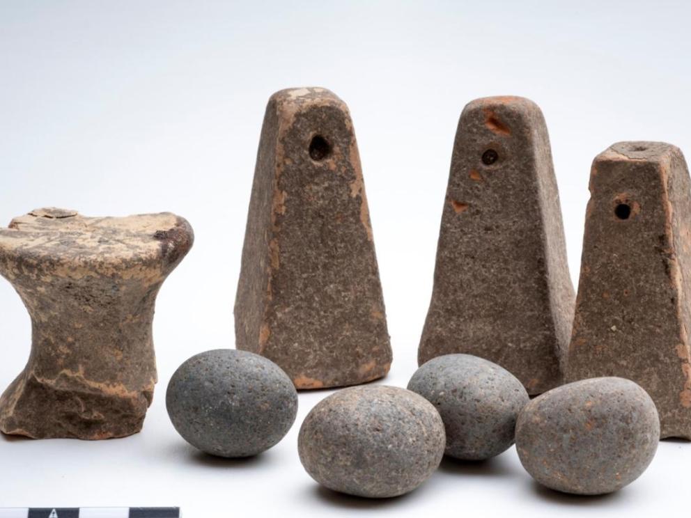 Mégara Hyblaea - Pesons retrouvés dans une maison archaïque de la zone du sanctuaire du Nord-Ouest (2019) / Cliché : Loïc Damelet (CNRS - Centre Camille Jullian).
