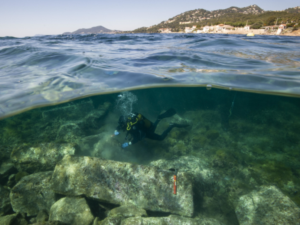 Fouille sous-marine sur le site portuaire antique d'Olbia (Hyères, Var) / Cliché : Loïc Damelet (CNRS - Centre Camille Jullian).