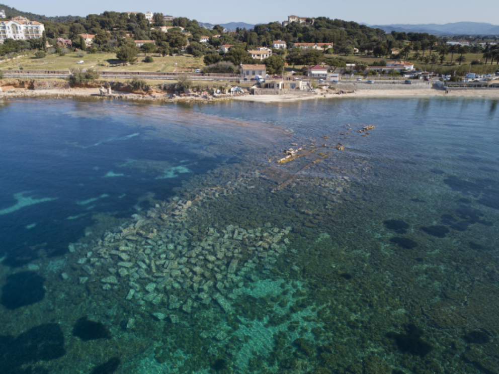 Vu aérienne du site portuaire antique d'Olbia (Hyères, Var) / Cliché : Loïc Damelet (CNRS - Centre Camille Jullian).