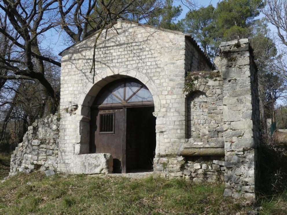 Chapelle de la Trinité à Callas (Var) - Vue de la façade / Cliché : Centre archéologique du Var.