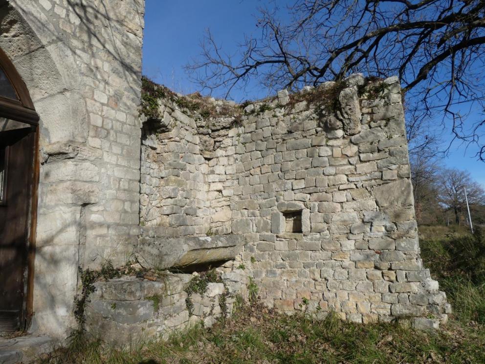 Chapelle de la Trinité à Callas (Var) - Vue de détail de l'ancien porche / Cliché : Centre archéologique du Var.