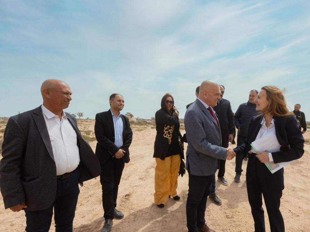 Thaenae (Sfax, Tunisie) : accueil de l'Ambassadrice de France Anne Guéguen par le Directeur général de l'Institut national du patrimoine Tarek Baccouche lors du lancement du projet Haya bina Thyna / Crédit : Ambassade de France.