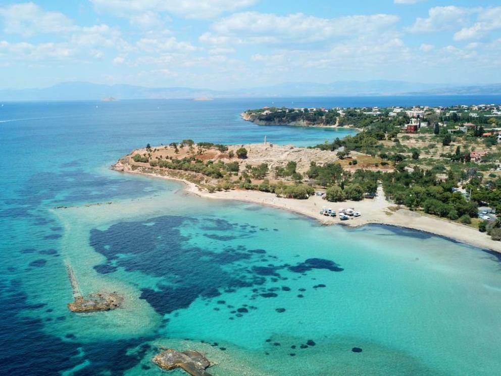 Vue aérienne du port militaire antique d’Égine (Grèce) / Cliché : Shutterstock. 