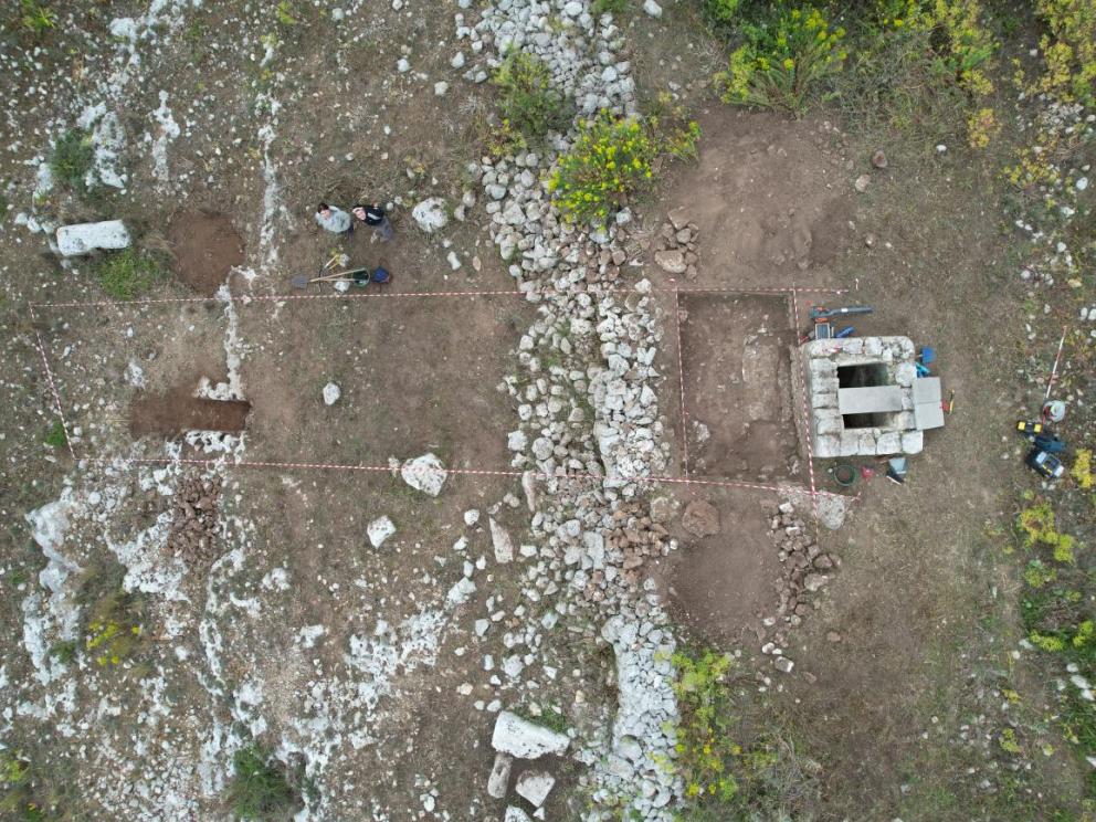Aqueduc du Galermi (Syracuse, Sicile, Italie) - Vue aérienne par drone du regard R90 et de la dérivation des Épipoles / Cliché : Mission HydroSyra 2023, Giovanni Polizzi.