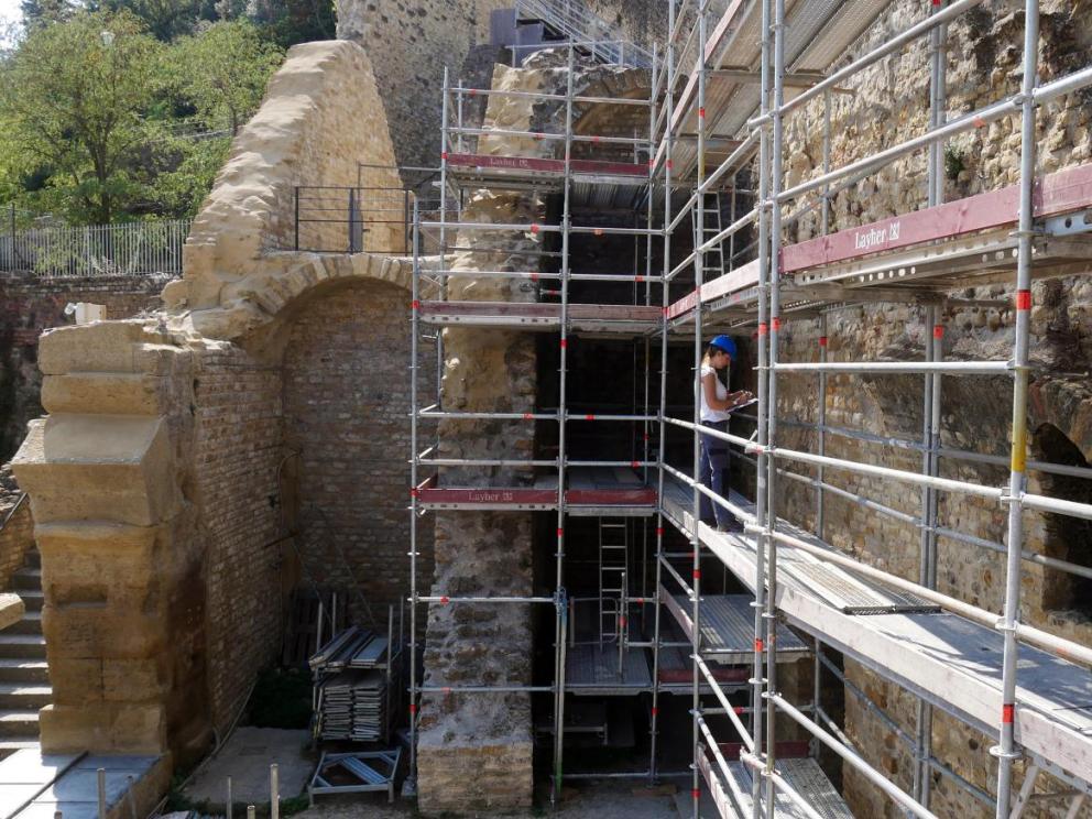 Théâtre antique d'Orange - Les relevés architecturaux dans le secteur est de la cavea / Cliché : Anna Papadopoulou (Aix-Marseille Université - IRAA - 2020).