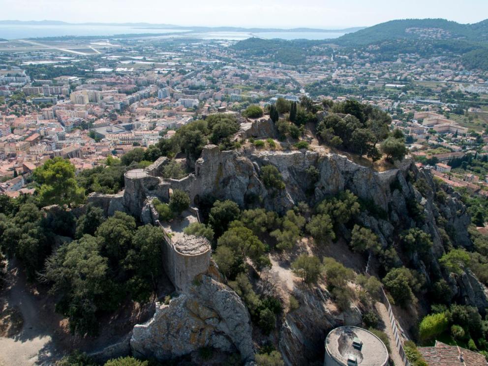 Vue aérienne du château d'Hyères (Var) / Cliché : Altivue.