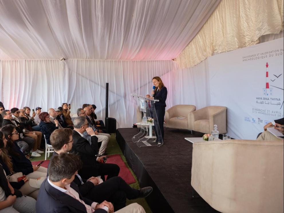 Thaenae (Sfax, Tunisie) : discours de lancement du projet Haya bina Thyna par l’Ambassadrice de France en Tunisie Anne Guéguen / Cliché : Ambassade de France.