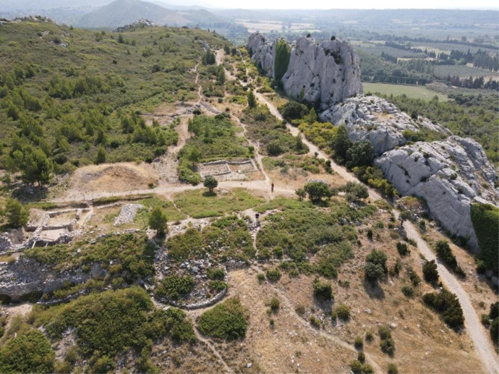 Oppidum des Caisses de Jean-Jean à Mouriès - Vue d'ensemble du site / Cliché : Patrick Magdinier (Groupe archéologique de Mouriès).