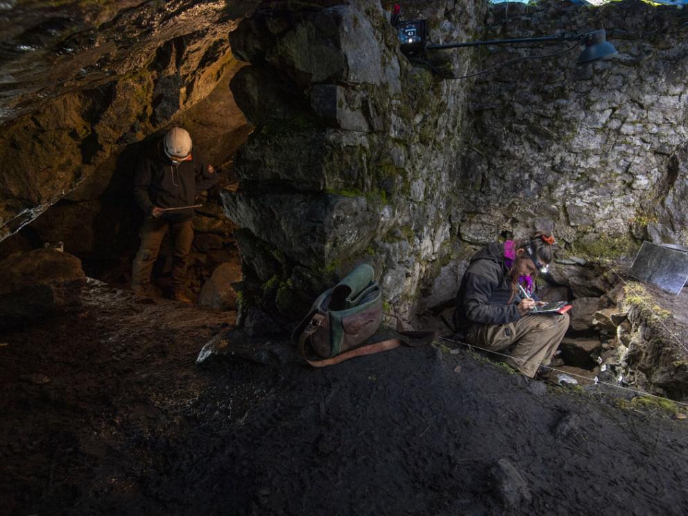 Réserve intégrale du Lauvitel (Parc national des Écrins) - Vue des relevés dans l’abri (sondage A) et dans la cabane (sondage B), de part et d’autre du mur MR5 / Cliché : Lionel Roux (CNRS - Centre Camille Jullian).