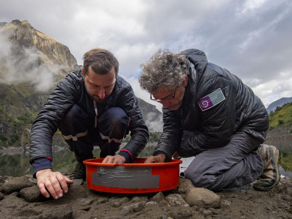 Réserve intégrale du Lauvitel (Parc national des Écrins) - Tamisage des résidus de combustion par Robin Veyron (doctorant Aix-Marseille Université) et Samy Jendoubi (Parc national des Écrins) / Cliché : Lionel Roux (CNRS - Centre Camille Jullian).