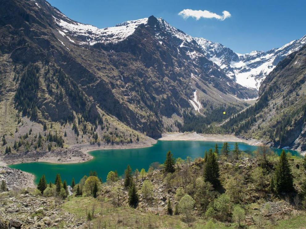 Vue, depuis le nord, de l’entrée de la réserve intégrale du Lauvitel (Parc national des Écrins) et des sites archéologiques RILAUV.01 et RILAUV.02 signalés par une étoile jaune / Cliché : Loïc Damelet (CNRS - Centre Camille Jullian).