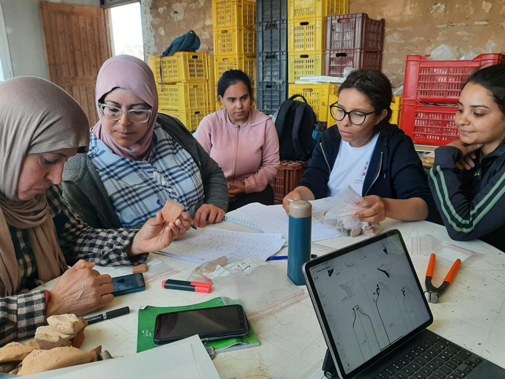 Thaenae (Sfax, Tunisie) : formation à l’étude du mobilier céramique / Cliché : Haya bina Thyna, Solenn de Larminat (CNRS - Centre Camille Jullian).