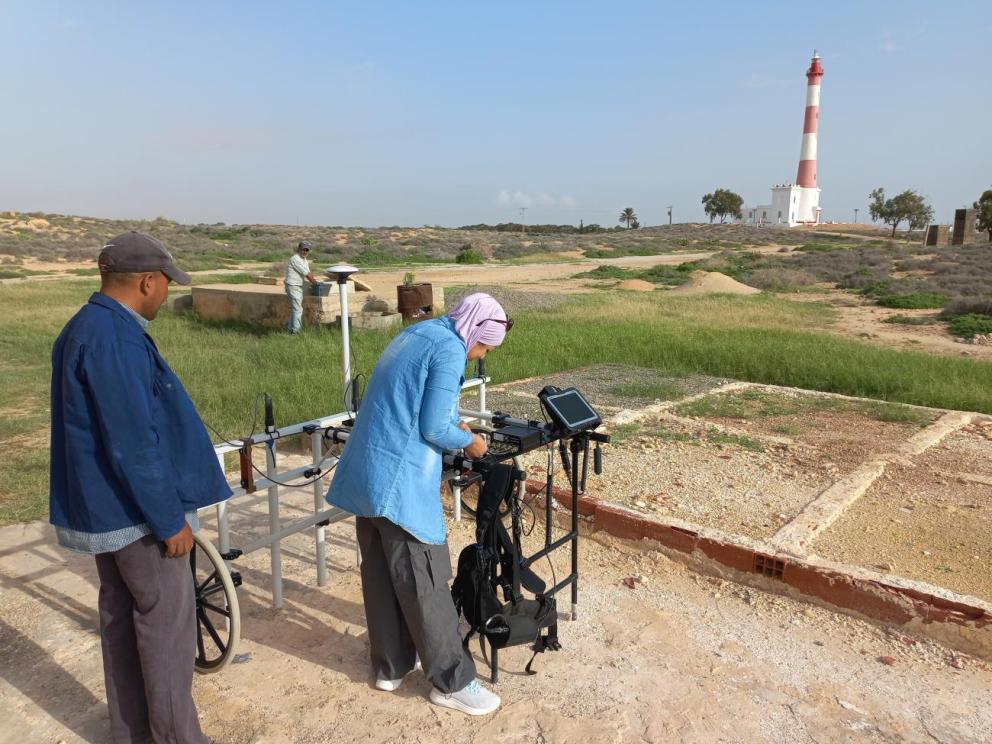 Thaenae (Sfax, Tunisie) : mise en service du magnétomètre / Cliché : Haya bina Thyna, Solenn de Larminat (CNRS - Centre Camille Jullian).