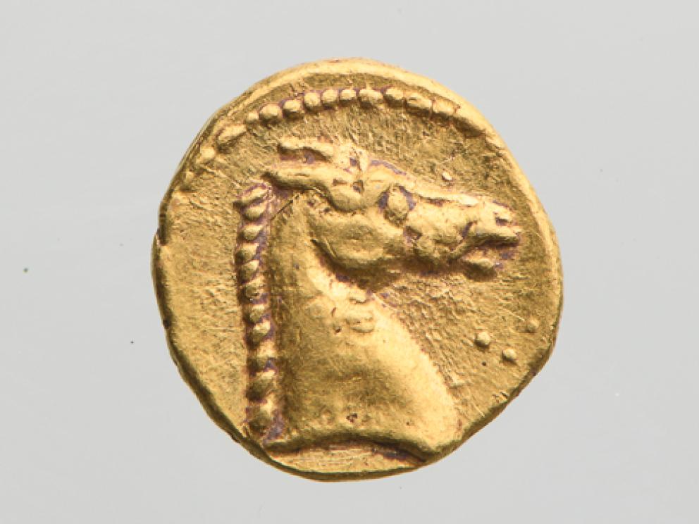 Mégara Hyblaea - Monnaie punique provenant de niveaux post-archaïques du secteur de l'Arenella (2022) / Cliché : Loïc Damelet (CNRS - Centre Camille Jullian).