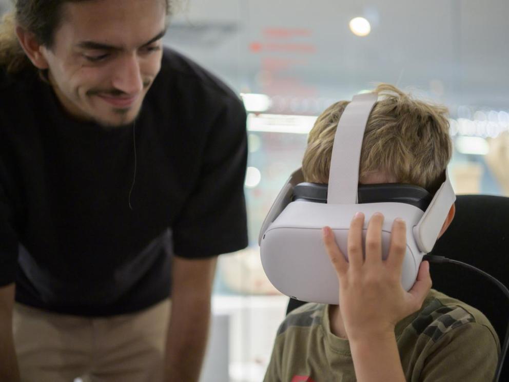 Animation tout public sur l'archéologie sous-marine en réalité virtuelle (Journées européennes de l'archéologie 2024, Marseille) / Cliché : Philippe Soubias (CNRS - Centre Camille Jullian).