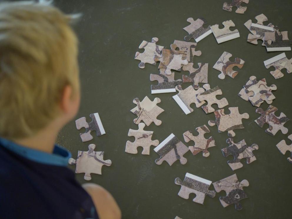 Animation pour enfants sur la mosaïque romaine (Journées européennes de l'archéologie 2024, Marseille) / Cliché : Philippe Soubias (CNRS - Centre Camille Jullian).
