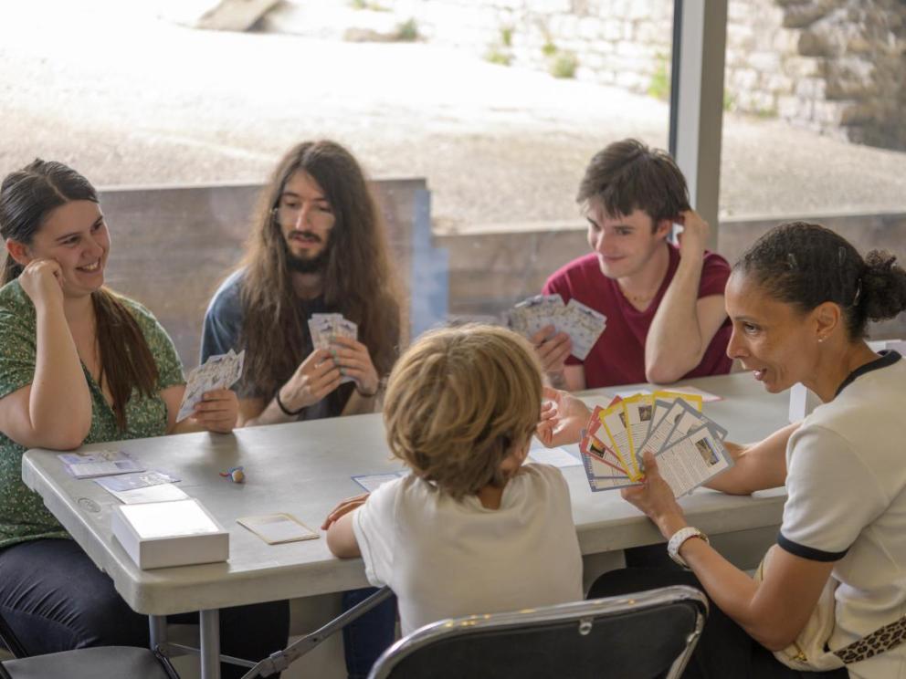 Jeu de cartes familial sur le thème de la mer dans l'Antiquité animé par les étudiants en histoire et archéologie d'Aix-Marseille Université (Journées européennes de l'archéologie 2024, Marseille) / Cliché : Philippe Soubias (CNRS - Centre Camille Jullian).