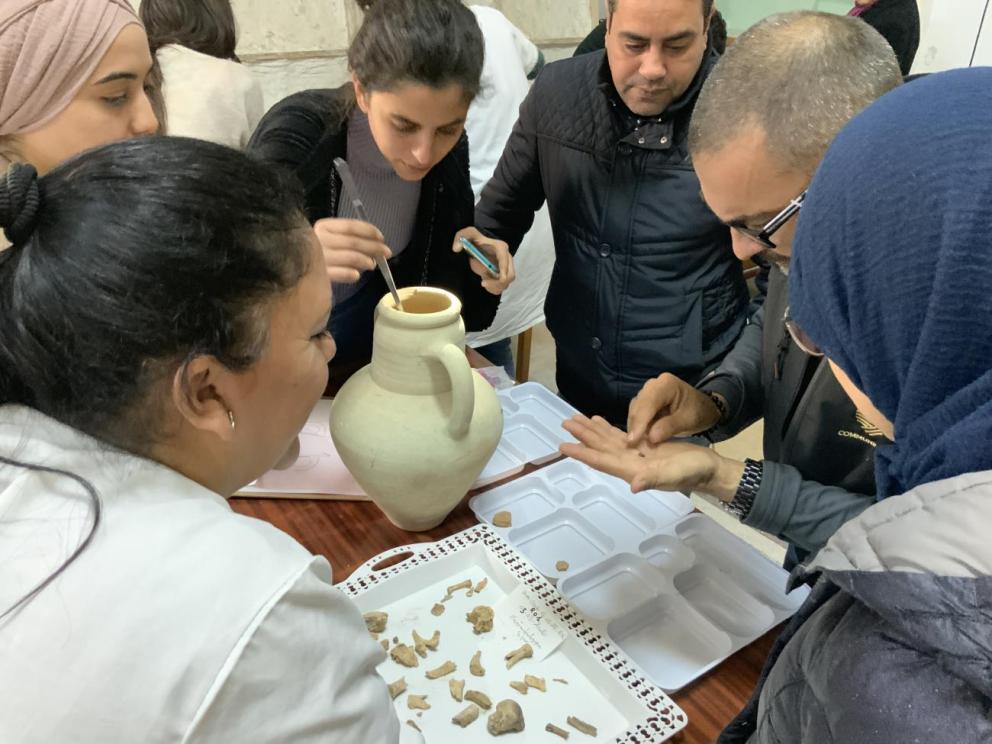 Thaenae (Sfax, Tunisie) : formation à la fouille des sépultures secondaires à crémation au musée archéologique de Sfax / Cliché : Catherine Corneli (Laboratoire de conservation, restauration et recherches).