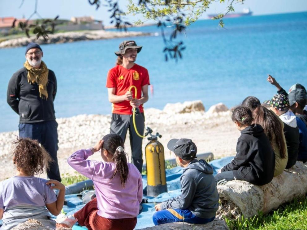 Ateliers de sensibilisation aux méthodes de l'archéologie sous-marine pour le public scolaire, en parallèle du chantier-école 2024 du Master d'archéologie maritime et côtière sur l'épave moderne de Laurons XI (Martigues) / Cliché : Lionel Roux (CNRS - Centre Camille Jullian).