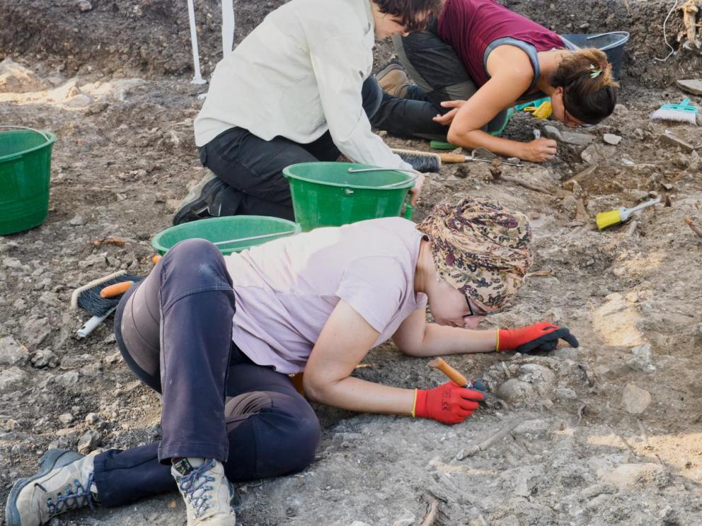 Mégara Hyblaea - Fouille d'inhumations hellénistiques dans le secteur de l'Arenella (2023) / Cliché : Loïc Damelet (CNRS - Centre Camille Jullian).