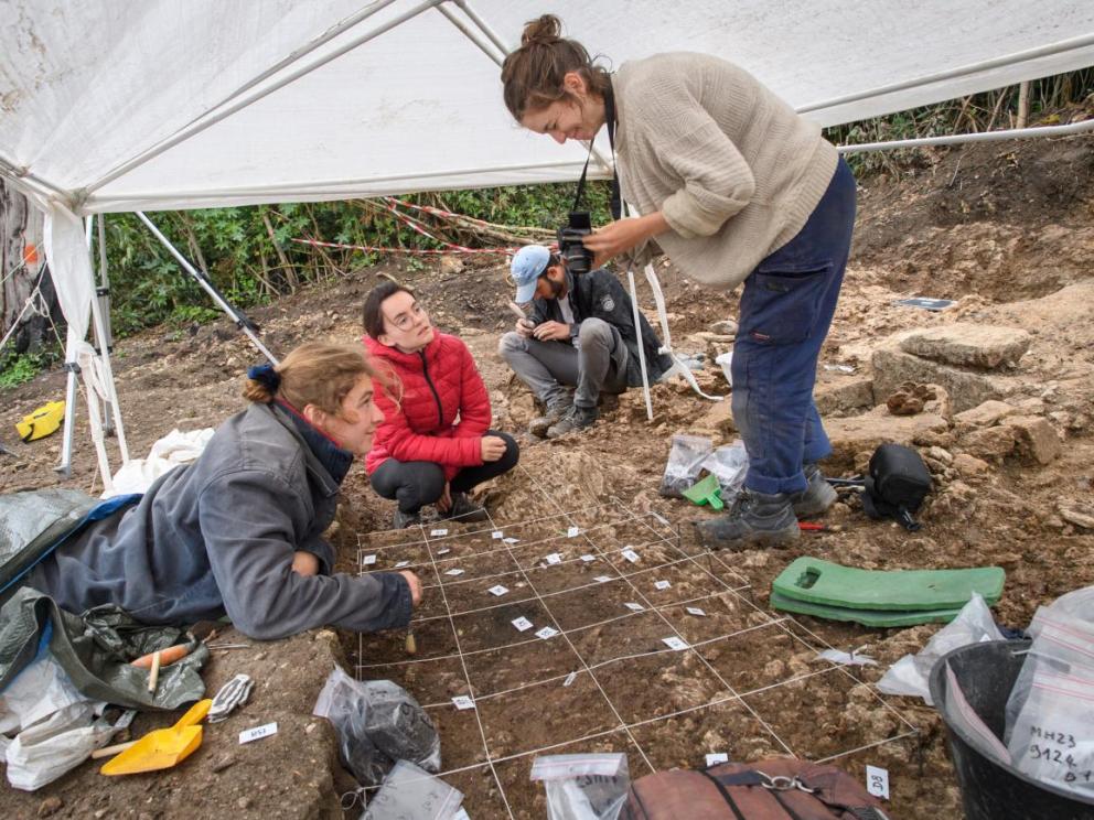 Mégara Hyblaea - Fouille d'une aire de crémation dans le secteur de l'Arenella (2023) / Cliché : Loïc Damelet (CNRS - Centre Camille Jullian).