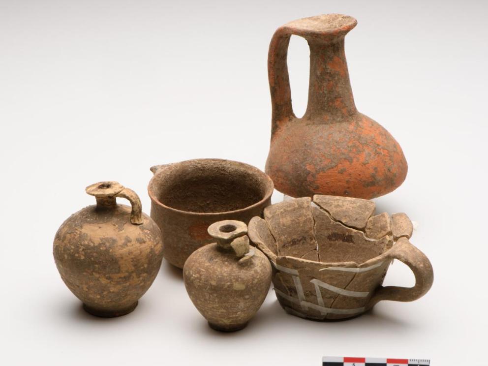 Mégara Hyblaea - Mobilier céramique provenant d'une tombe d'enfant archaïque de l'Arenella (2023) / Cliché : Loïc Damelet (CNRS - Centre Camille Jullian).
