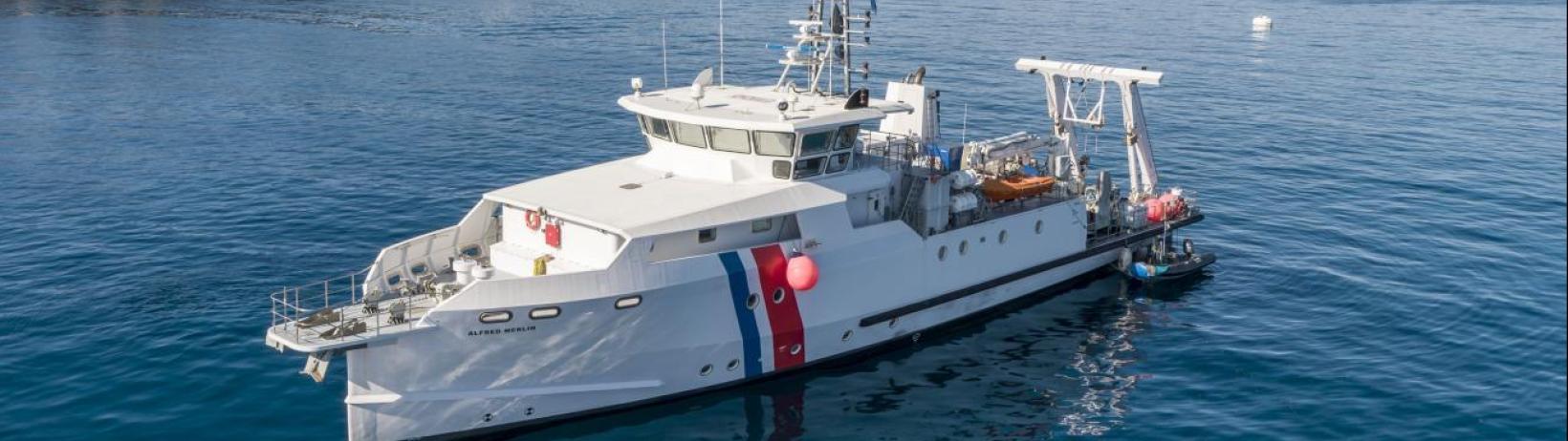 The Alfred Merlin, an exploration vessel of the French Ministry of Culture's Department of Underwater Archaeological Research, in operation off Sainte-Marguerite Island (Lérins archipelago, Cannes) / Photo: Philippe Soubias (CNRS - Aix-Marseille Université - Centre Camille Jullian).