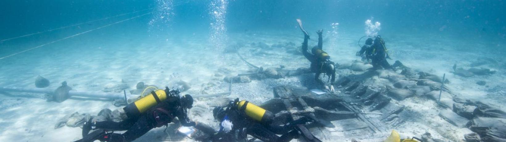 Étudiants plongeurs du Master of Maritime and Coastal Archaeology en chantier-école sur l’épave de Paragan à Bonifacio (Corse) / Cliché : Lionel Roux (CNRS - Centre Camille Jullian).